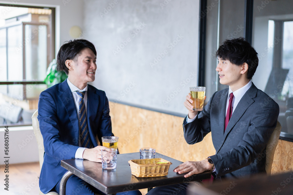 カフェで商談をするビジネスマン カフェで商談をするビジネスマン