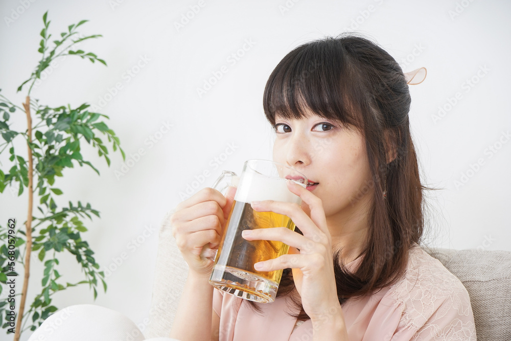 自宅でビールを飲む若い女性 自宅でビールを飲む若い女性