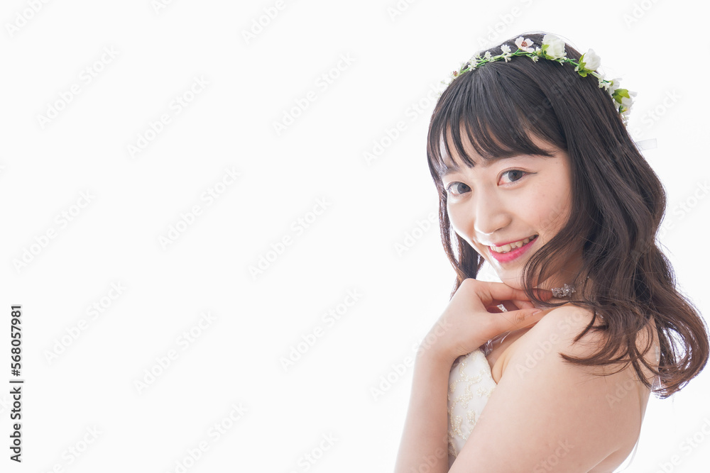 ドレスを着た笑顔の花嫁 ドレスを着た笑顔の花嫁