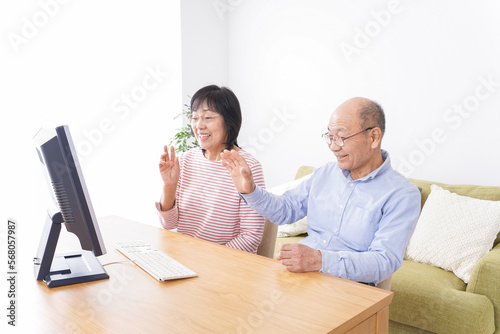 パソコンでテレビ電話をする高齢の夫婦