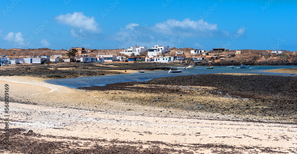 Vista panorámica del pueblo Majanicho lleno de casas coloridas y barcos de pesca en la turística Fuerteventura desde la playa El Hierro o Playa de las Palomitas en la costa de las Islas Canarias Vista panorámica del pueblo Majanicho lleno de casas coloridas y barcos de pesca en la turística Fuerteventura desde la playa El Hierro o Playa de las Palomitas en la costa de las Islas Canarias