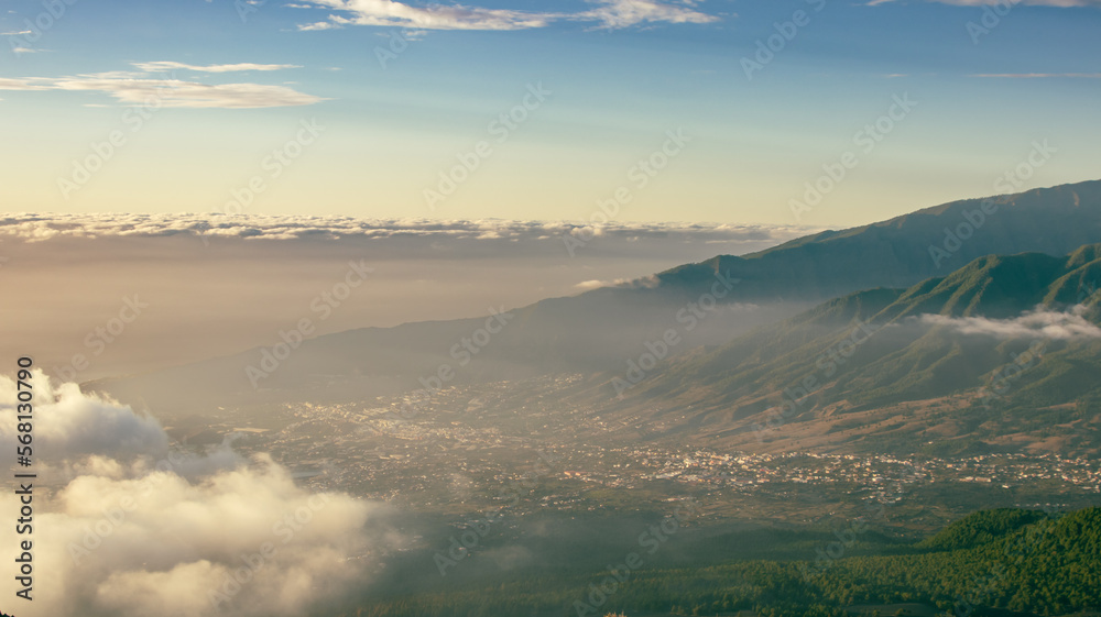 Panoramica del valle de Aridane, un atardecer desde las cumbres de la isla de La Palma.