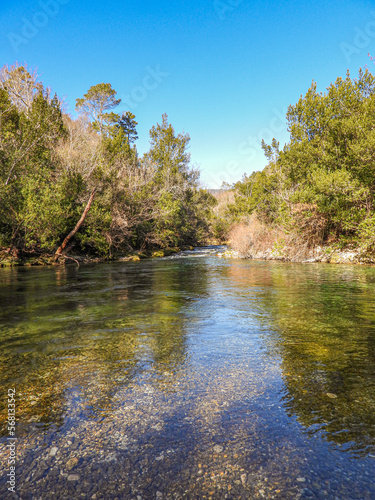 Paysage nature sur les rives de la Siagne dans le Var 
