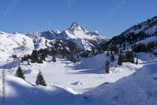 Blick über das Schneefeld auf einen wunderbaren schneebedeckten Gipfel