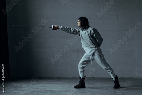 Foto beautiful man fencer with a foil rapier sword