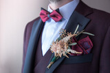 traje de novio // groom with wedding rings