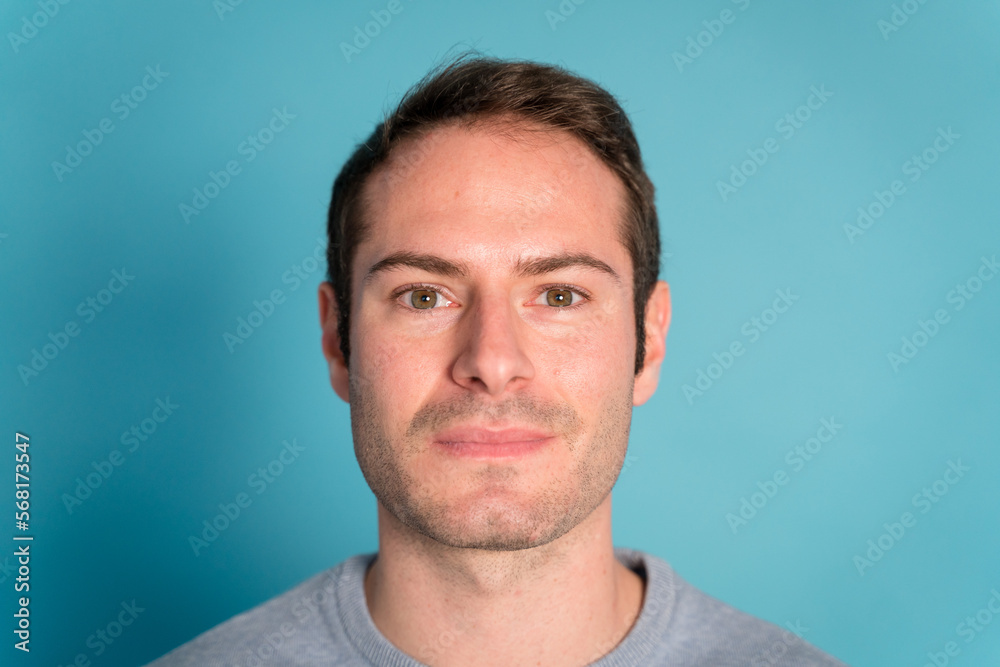 Obraz premium Serious young man looking at camera