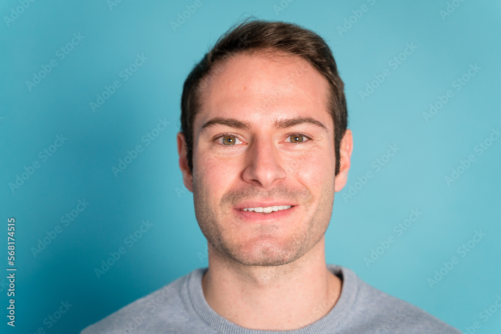 Obraz premium Serious young man looking at camera