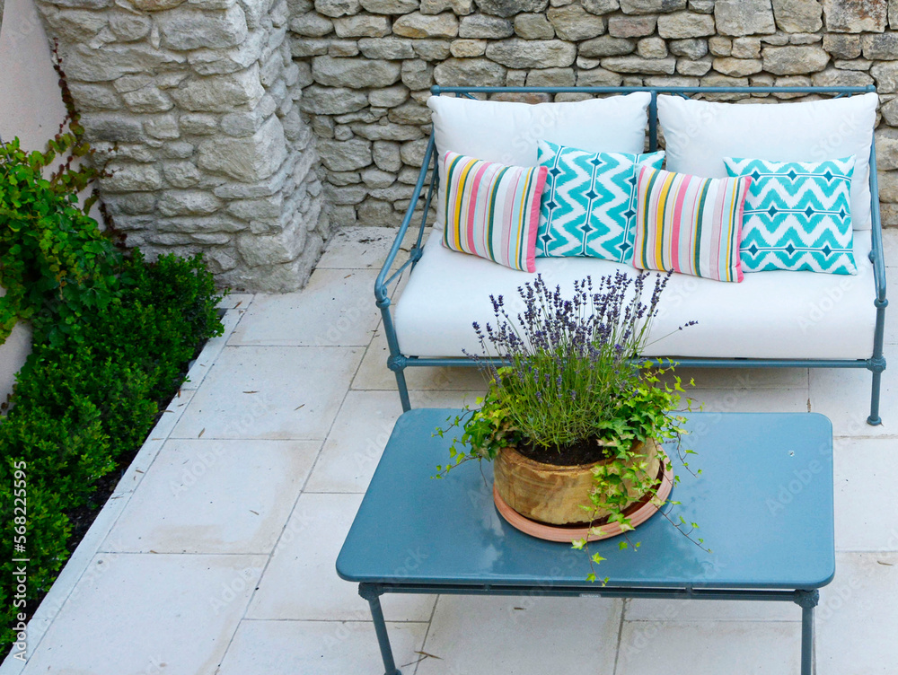 Obraz premium kącik wypoczynkowy na tarasie, meble ogrodowe na tarasie, patio w ogrodzie, sitting area in garden, 