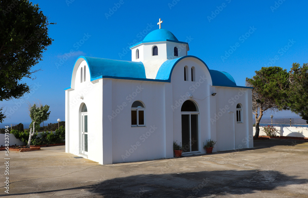 Kirche mit blau angemaltem Dach auf der griechischen Insel Kos.