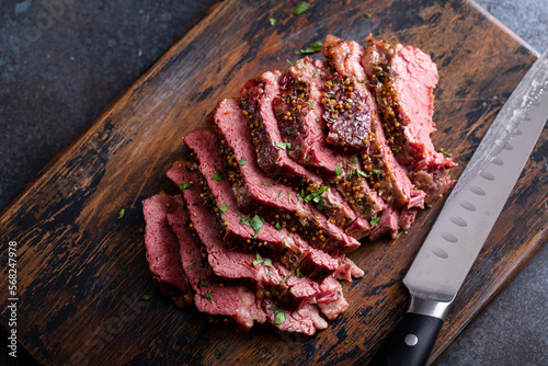 Foto Corned beef cooked and sliced on a cutting board