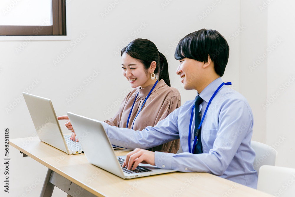 会社のオフィス・会議室でミーティング・会議・打ち合わせするビジネスウーマンとビジネスマン(アジア人) 会社のオフィス・会議室でミーティング・会議・打ち合わせするビジネスウーマンとビジネスマン(アジア人)