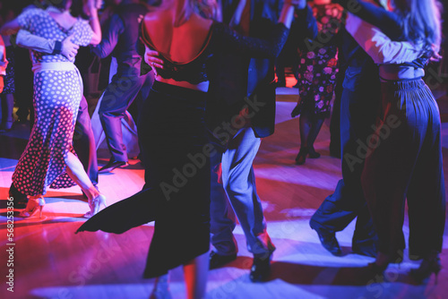 Foto Couples dancing traditional latin argentinian dance milonga in the ballroom on a