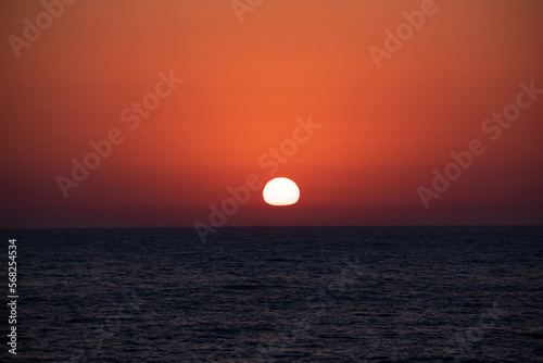 水平線に沈む変形した夕陽  © kinpouge