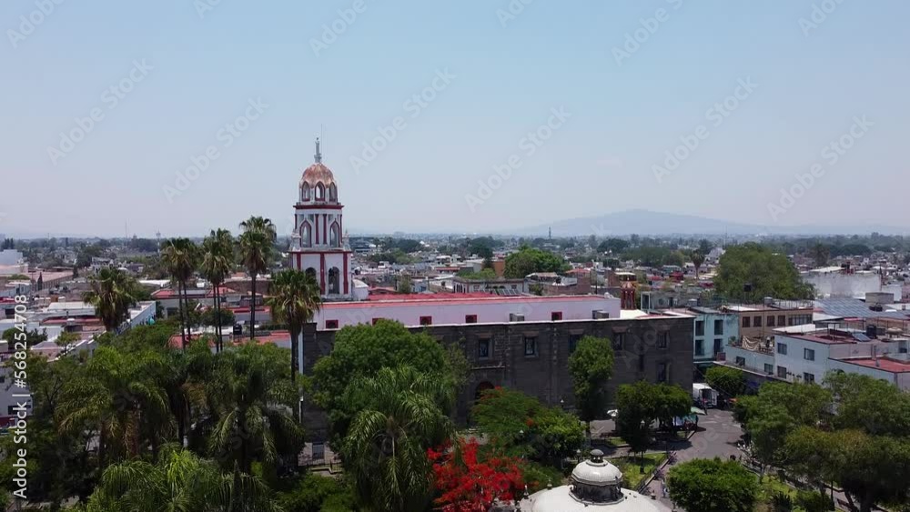Vuelo de drone en Tlaquepaque Jalisco, El parian, Plaza con templos, pueblo mágico, pueblo tradicional.