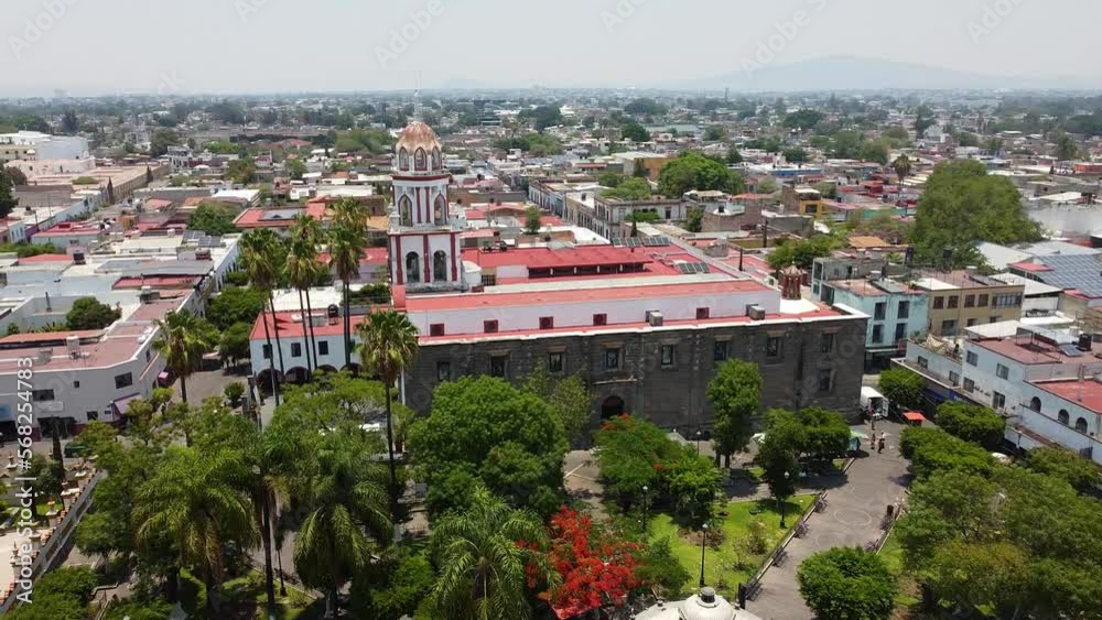 Vuelo de drone en Tlaquepaque Jalisco, El parian, Plaza con templos, pueblo mágico, pueblo tradicional.