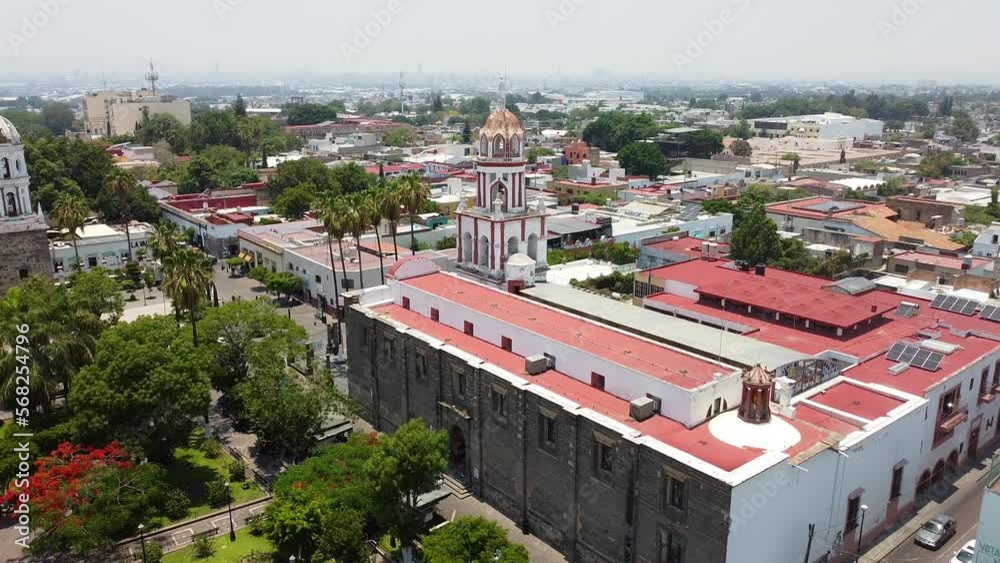 Vuelo de drone en Tlaquepaque Jalisco, El parian, Plaza con templos, pueblo mágico, pueblo tradicional.