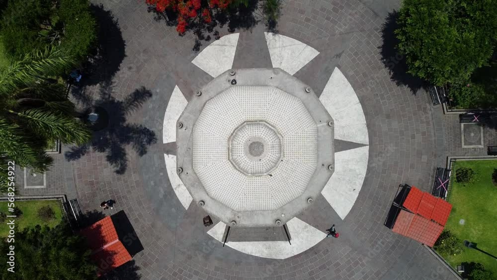 Vuelo de drone en Tlaquepaque Jalisco, El parian, Plaza con templos, pueblo mágico, pueblo tradicional.