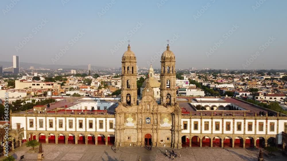 Vuelo de Drone en Basílica de Zapopan centro, plaza de la basílica por la mañana 