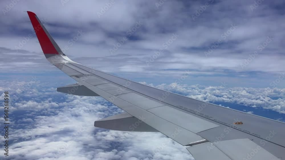Avion volando sobre un mar de nubes blancas con una espectacular vista desde una ventana de avion