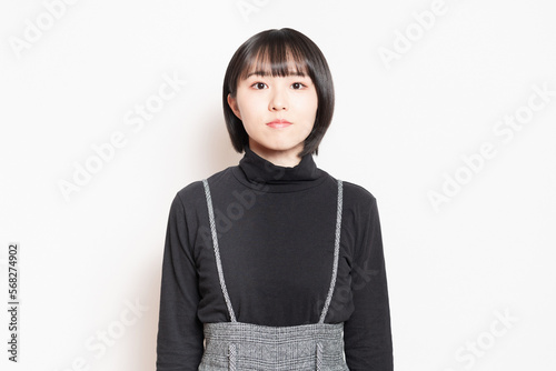 Konstfotografi 白背景の前に立っている若い女の子