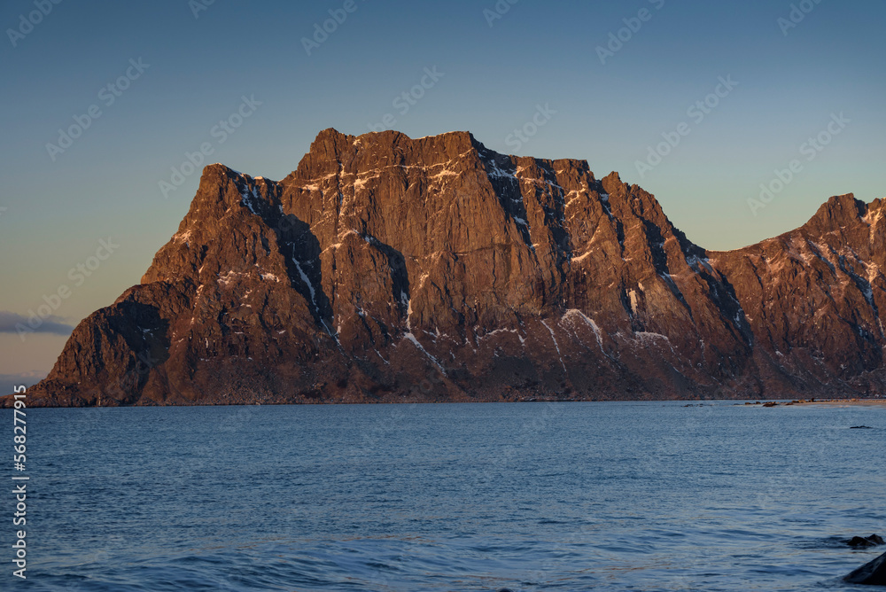 Winter sunset in Uttakleiv Beach (Lofoten, Norway)