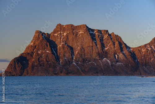 Winter sunset in Uttakleiv Beach (Lofoten, Norway)