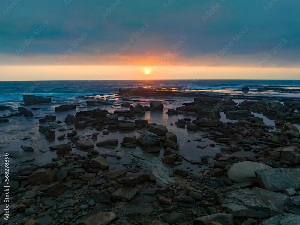 Obraz premium Hazy Summer Sunrise Seascape and Rocky Inlet