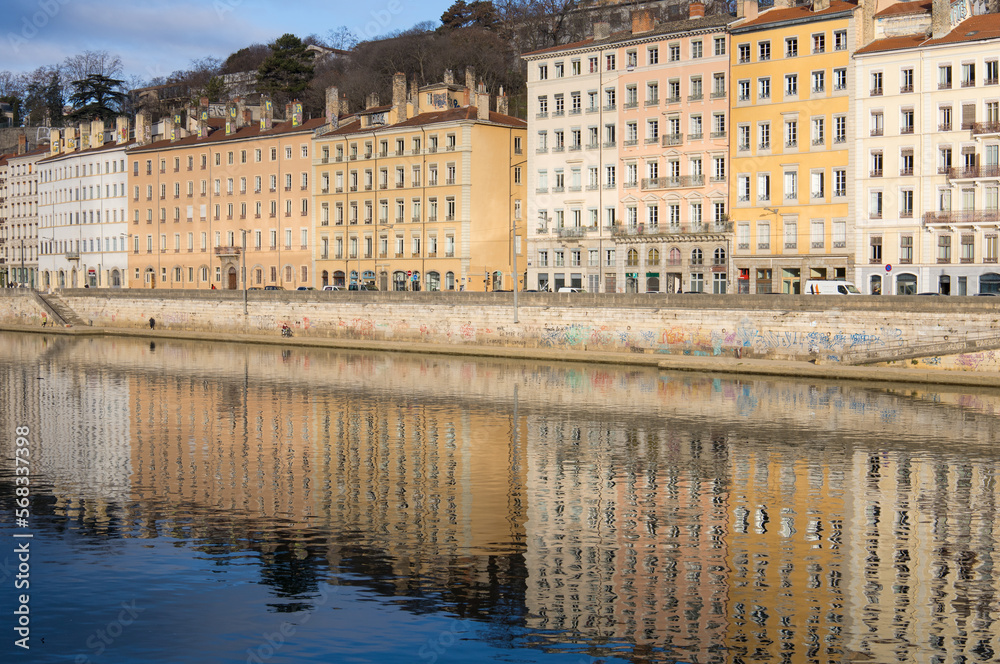 quai de Saône à Lyon avec le reflet des immeubles anciens colorés dans la rivière