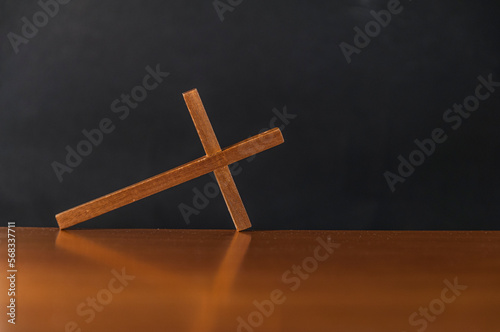 Croce in legno su fondale scuro photo