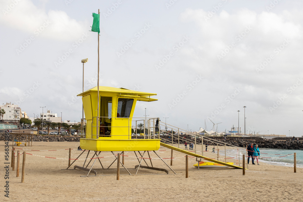 Żółta budka ratownika na plaży, Fuerteventura - obrazy, fototapety, plakaty 