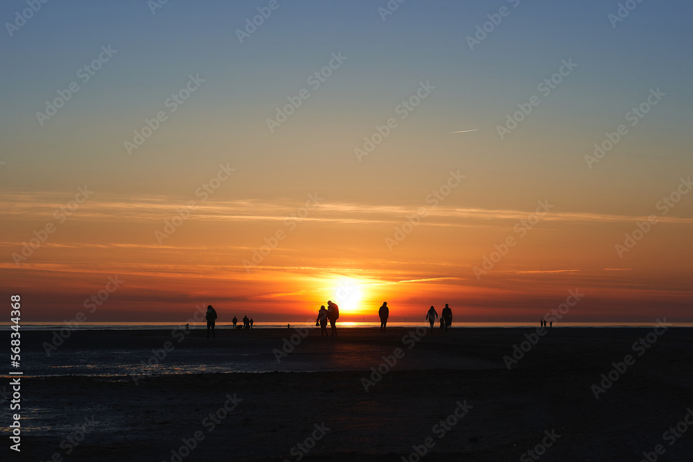 Silhouette von Menschen zum Sonnenuntergang am Strand von Dänemark Silhouette von Menschen zum Sonnenuntergang am Strand von Dänemark