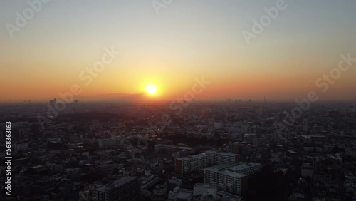 東京都板橋区上空　空撮の夕日　市街地の景色