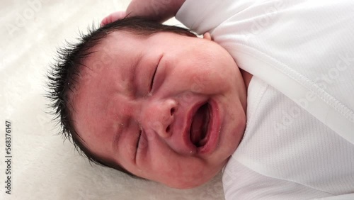泣いている赤ちゃんの顔（0歳1か月、日本人、男の子）  photo