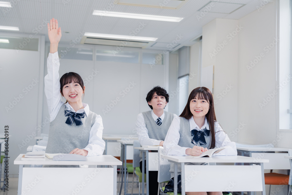 授業中に手を挙げる女子高生 授業中に手を挙げる女子高生
