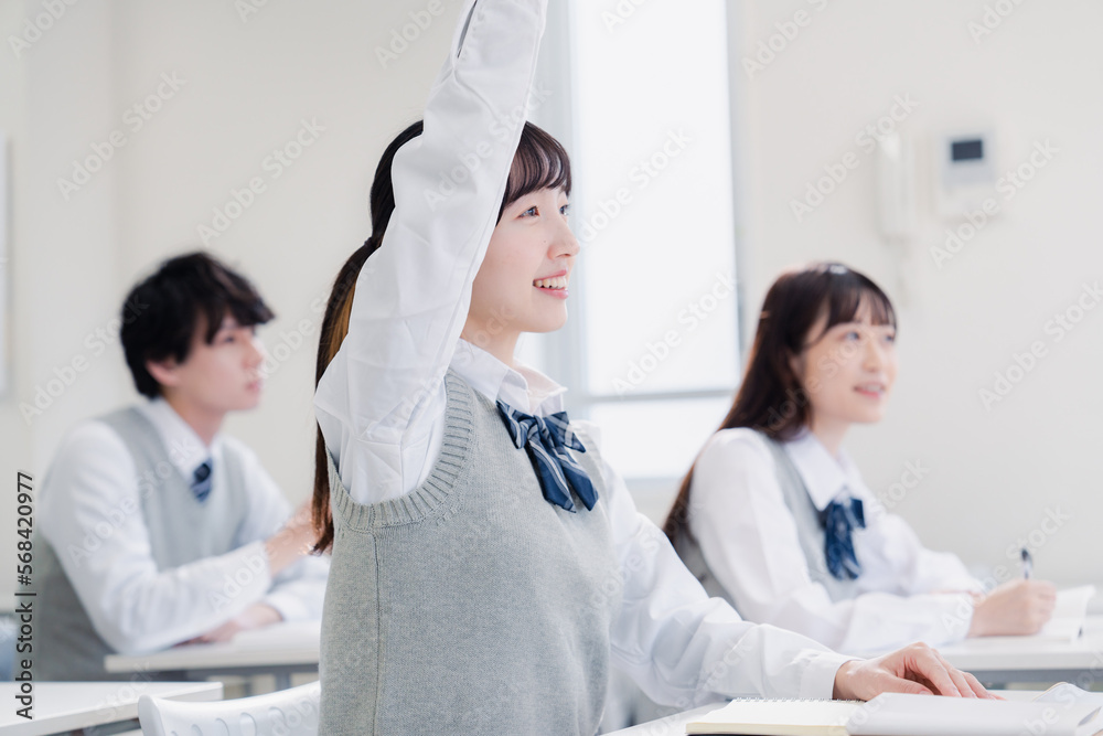 Obraz premium 授業中に手を挙げる女子高生