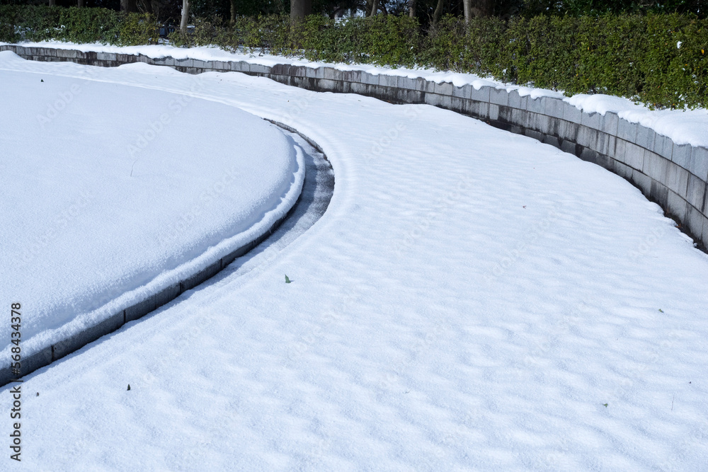 Obraz premium 雪の降った公園の風景 鳥取県 布勢運動公園