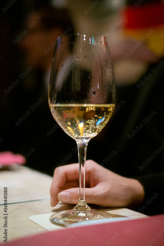 Obraz premium 白ワインを飲む