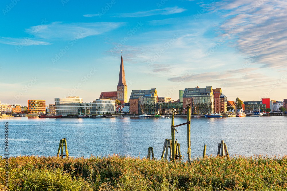 Fototapeta premium Blick über die Warnow auf die Hansestadt Rostock am Abend