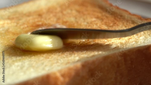 トーストにバターを塗るシーン