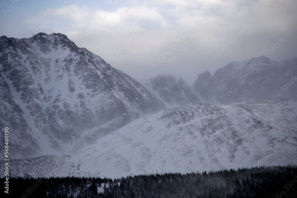 Obraz premium Tatry, zagrożenie lawinowe, zima, śnieg, zamknięte szlaki, góry, niebezpiecznie,
