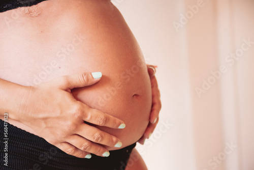 Barriga de embarazada con manos
