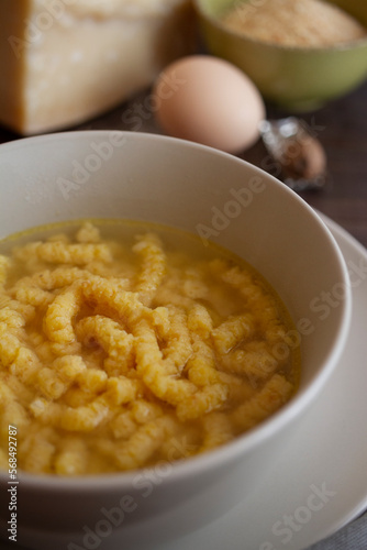 passatelli in brodo con ingredienti