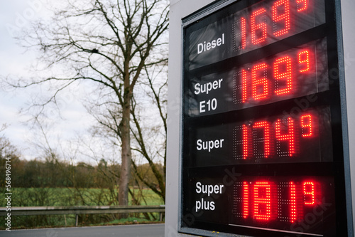 Treibstoff Preise, für Diesel Benzin an einer Anzeigetafel von Tankstelle.  photo