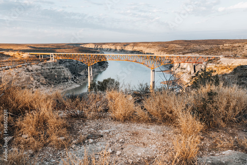 Coucher de soleil sur le Pecos River Bridge traversant le Pecos au Texas dans le comté de Val Verde.
 photo