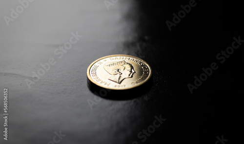 Münze Goldstück dänische Krone mit Konterfei der Königin Makro