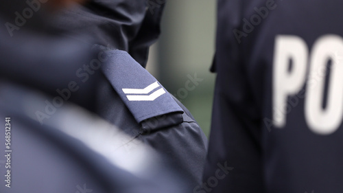 Pagony z dystynkcjami na ramieniu mundur policjanta. 