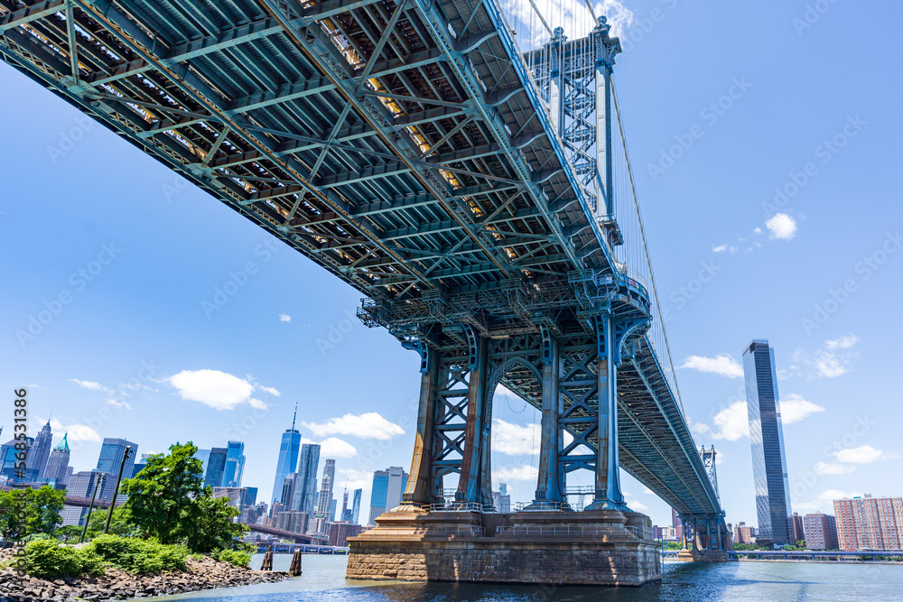 Naklejka premium Lower Manhattan and the Brooklyn bridge under the Manhattan bridge 