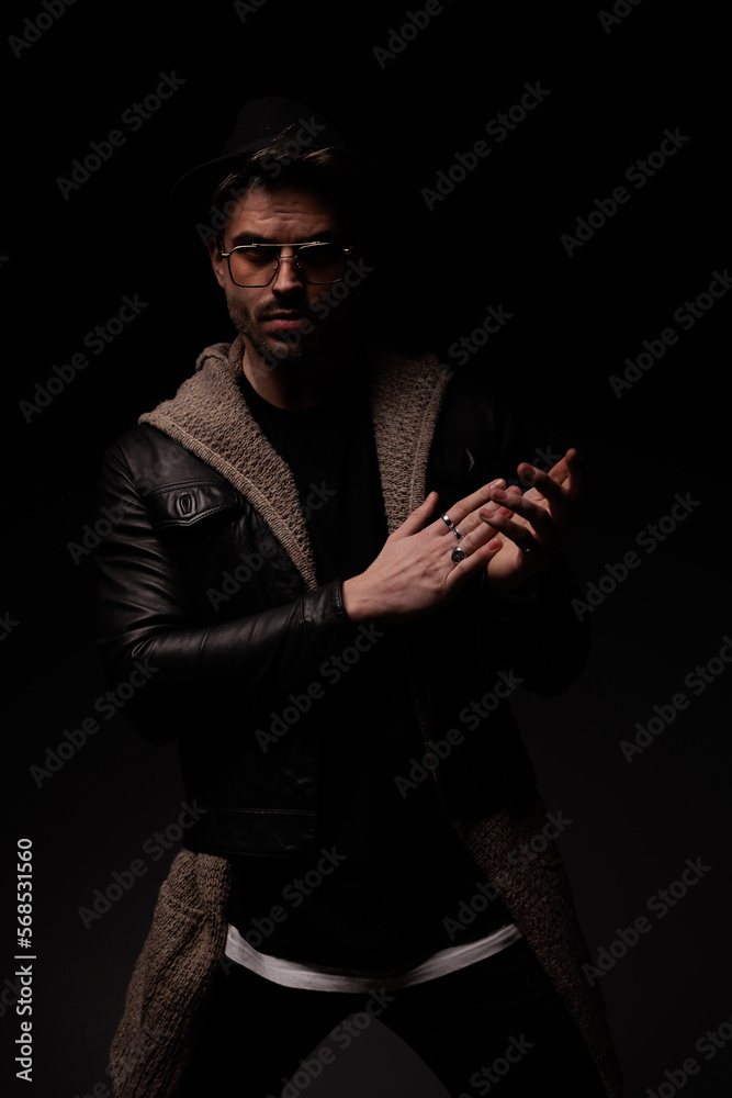 Obraz premium sexy fashion guy with hat and sunglasses rubbing palms and posing