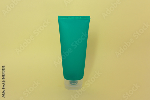 Bote de plástico verde para uso de producto cosmético. 